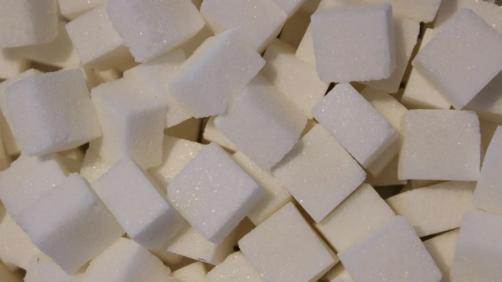 A heap of white sugar cubes