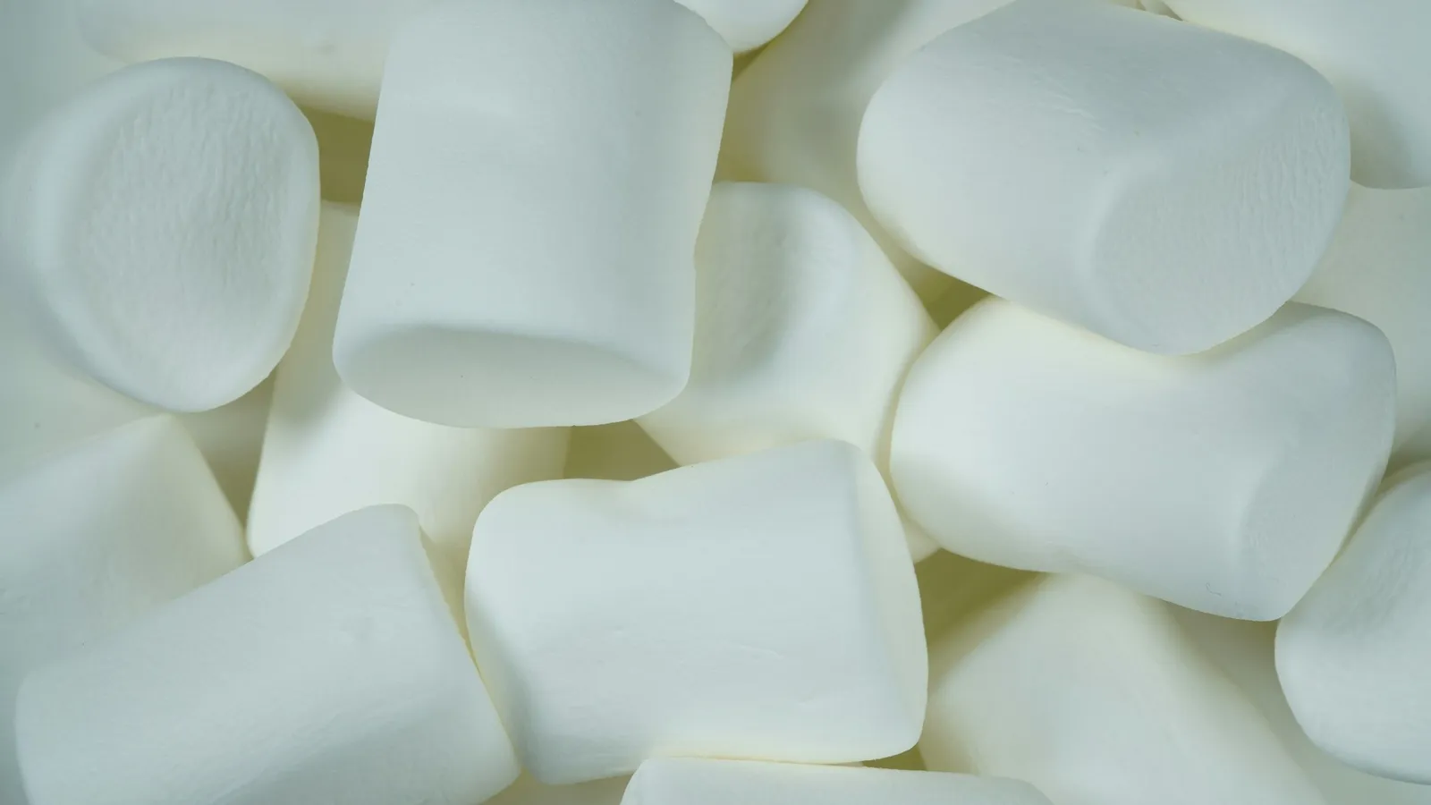 A pile of white marshmallows