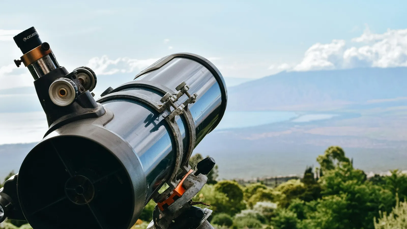 A reflecting telescope pointed out over hills