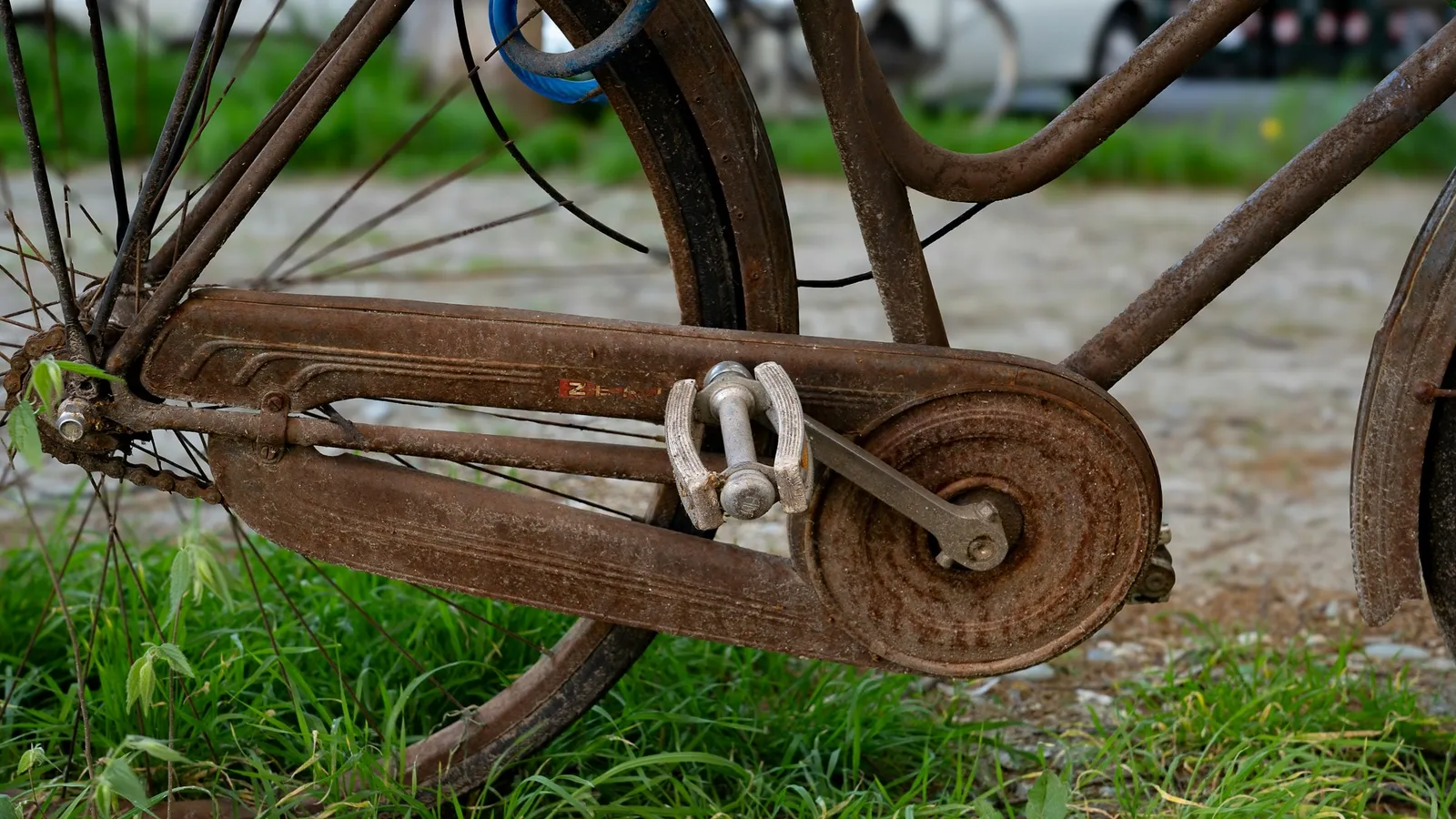 A rusty bicycle chain and gear