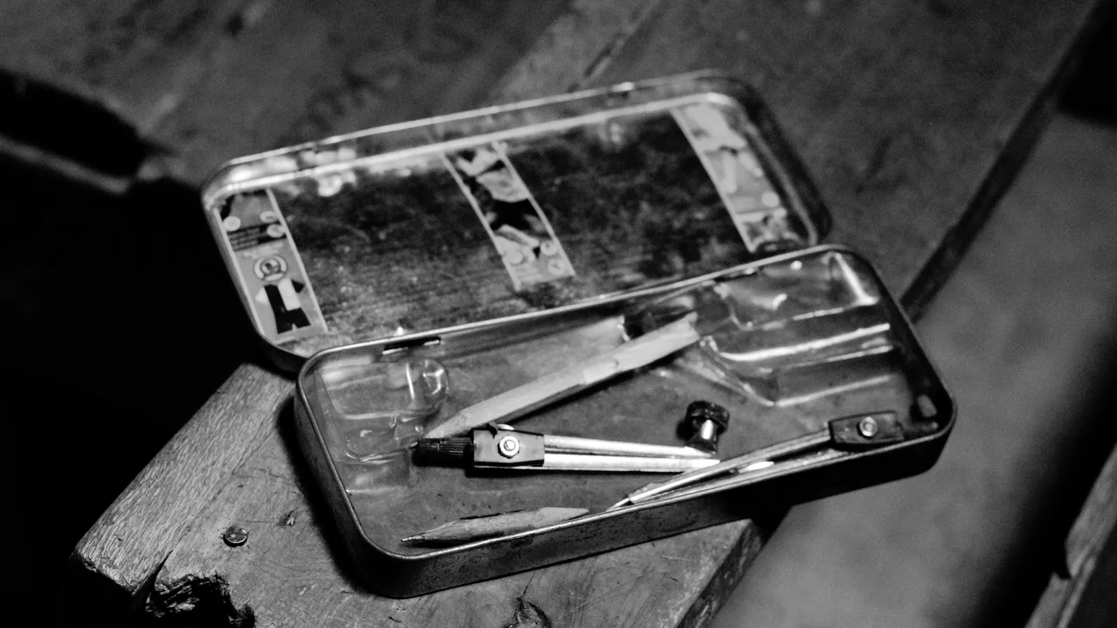 An open geometry set with a compass and protractor