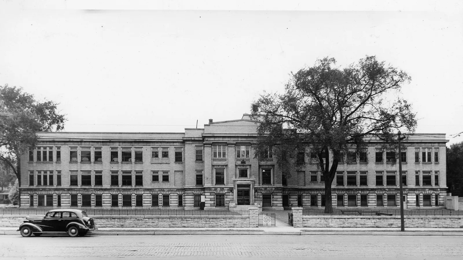 Black-and-white photo of the three-storey Elizabeth Kenny Institute building in Minneapolis, around 1943