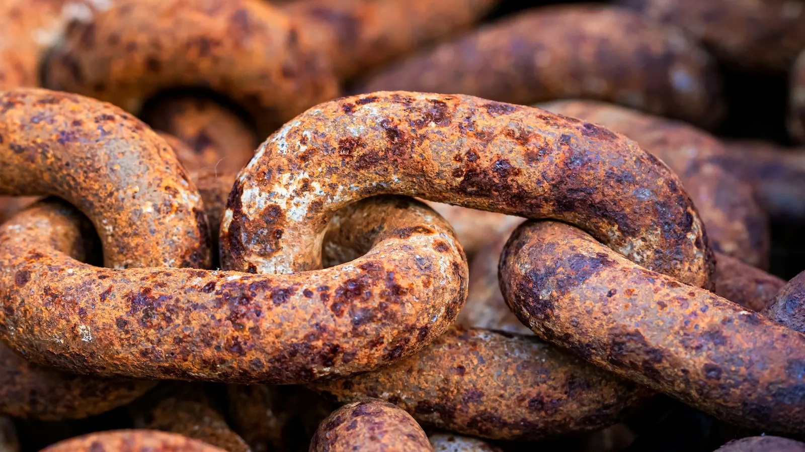 Close-up of heavily rusted chain links