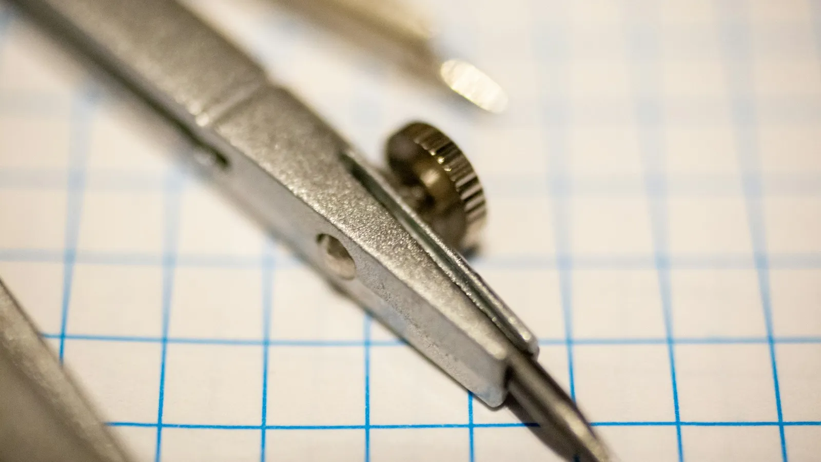 Drawing compass on graph paper