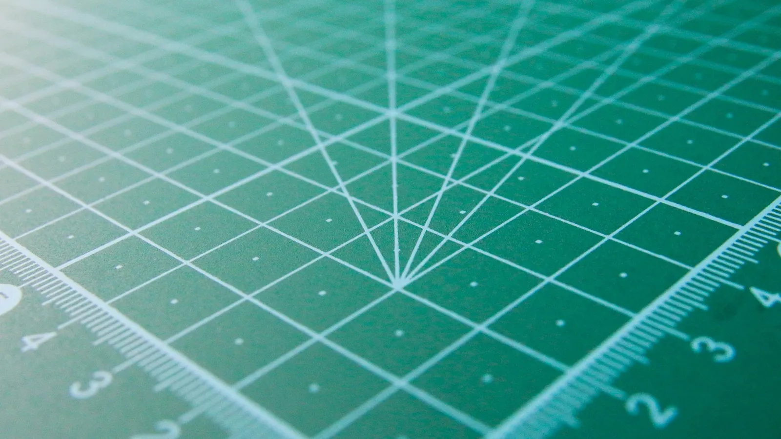 Green cutting mat with a square grid and angled guide lines