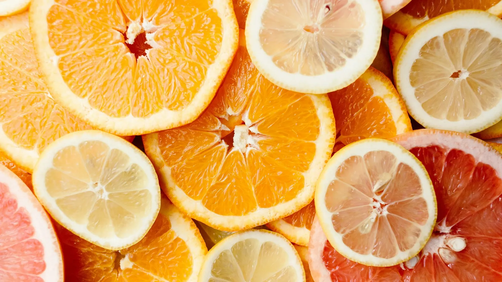 Slices of oranges and lemons