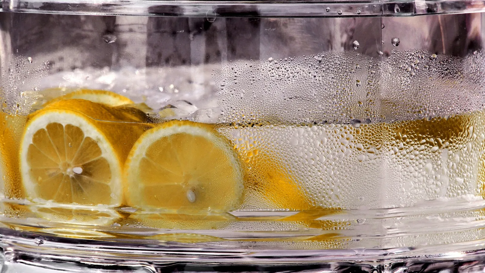 Sparkling water with lemon slices in a glass