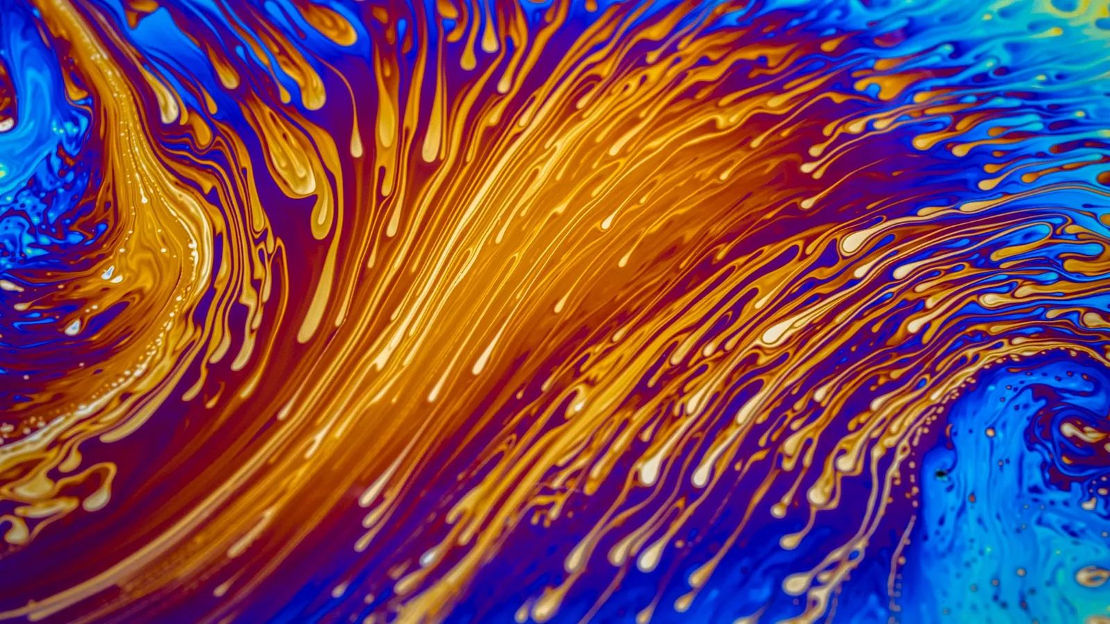 Swirling rainbow colours from light interference in a thin film