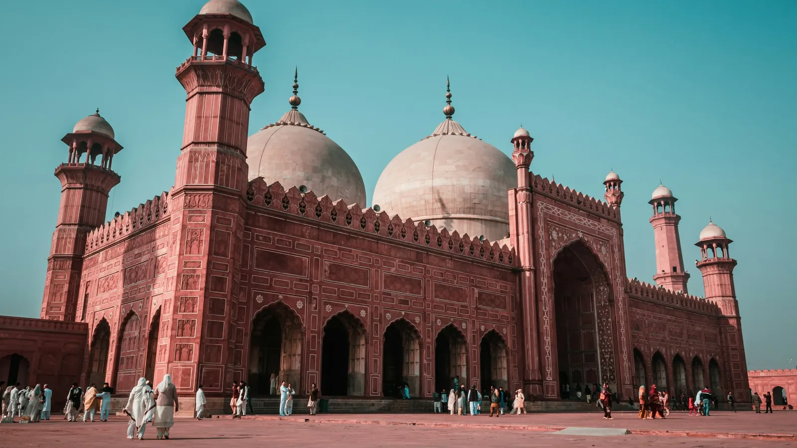 The Badshahi Mosque in Lahore under a blue sky