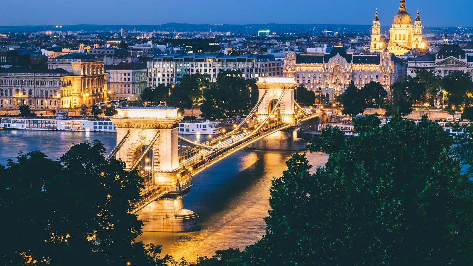 The Chain Bridge in Budapest lit up at night
