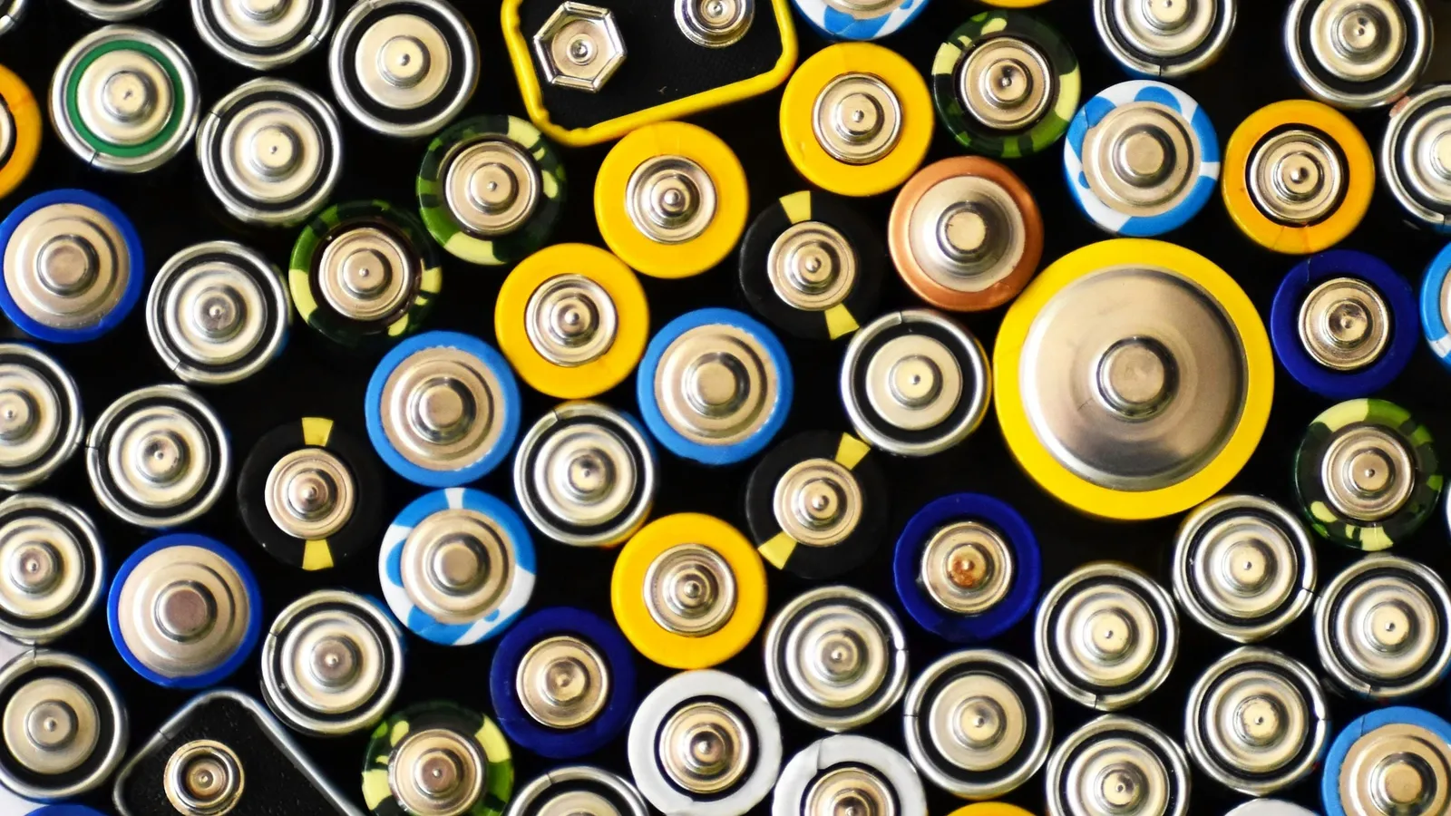 The ends of many cylindrical batteries packed together, seen from above