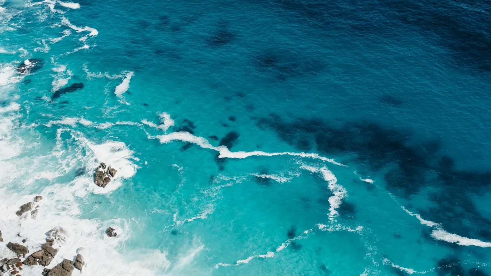 Turquoise ocean waves seen from above